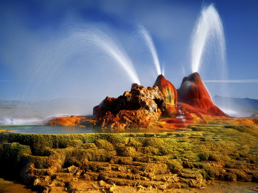 сверкающие гейзеры в пустыне